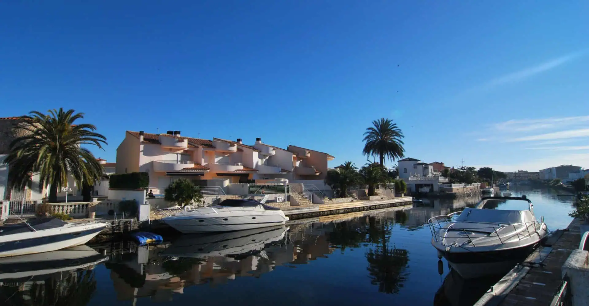 24102015121844_86 Spacious fisherman’s house on the canal with private parking, boat mooring and 4 bedrooms. Marina Ampuriabrava