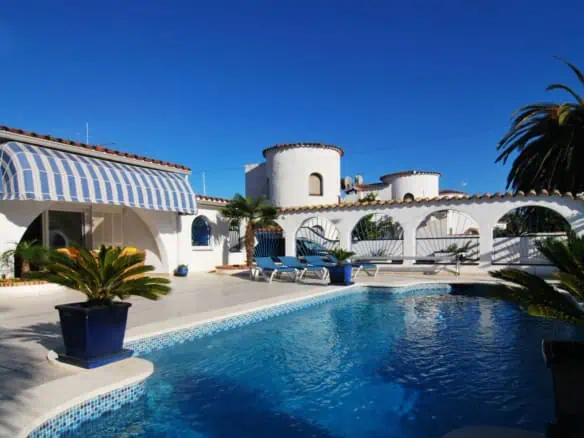 Beautiful all ground floor property near a port, south facing, located in Empuriabrava – Catalunya