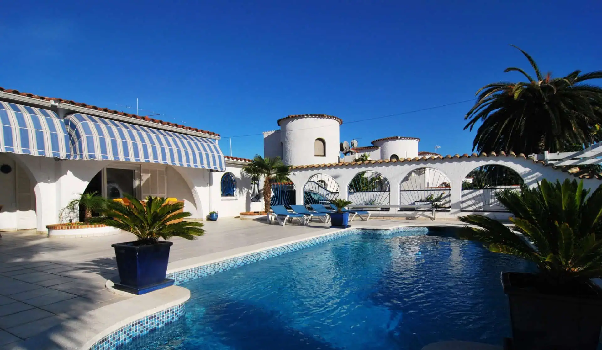 24102015122459_54 Beautiful all ground floor property near a port, south facing, located in Empuriabrava – Catalunya