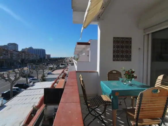 RESERVED: Flat of 79 m2 renovated in 2002 with terrace in the center of Empuriabrava – Costa Brava.