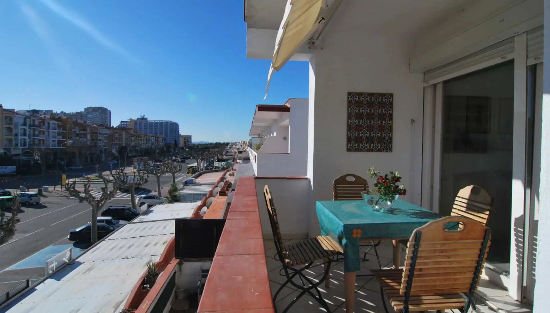 24102015124917_78 RESERVED: Flat of 79 m2 renovated in 2002 with terrace in the center of Empuriabrava – Costa Brava.
