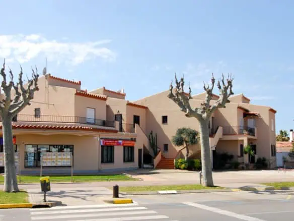 Apartment fully renovated with parking and a large south facing terrace in Empuriabrava – Costabrava