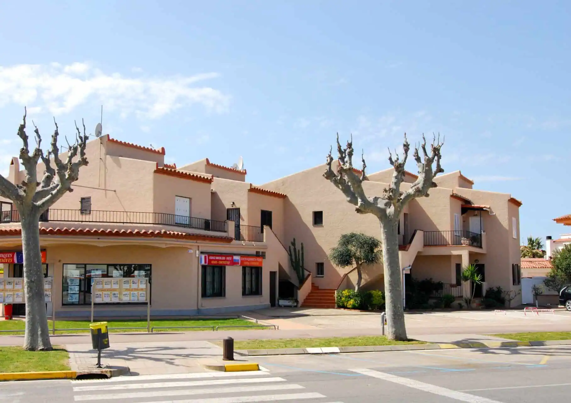 24102015131124_105 Apartment fully renovated with parking and a large south facing terrace in Empuriabrava – Costabrava