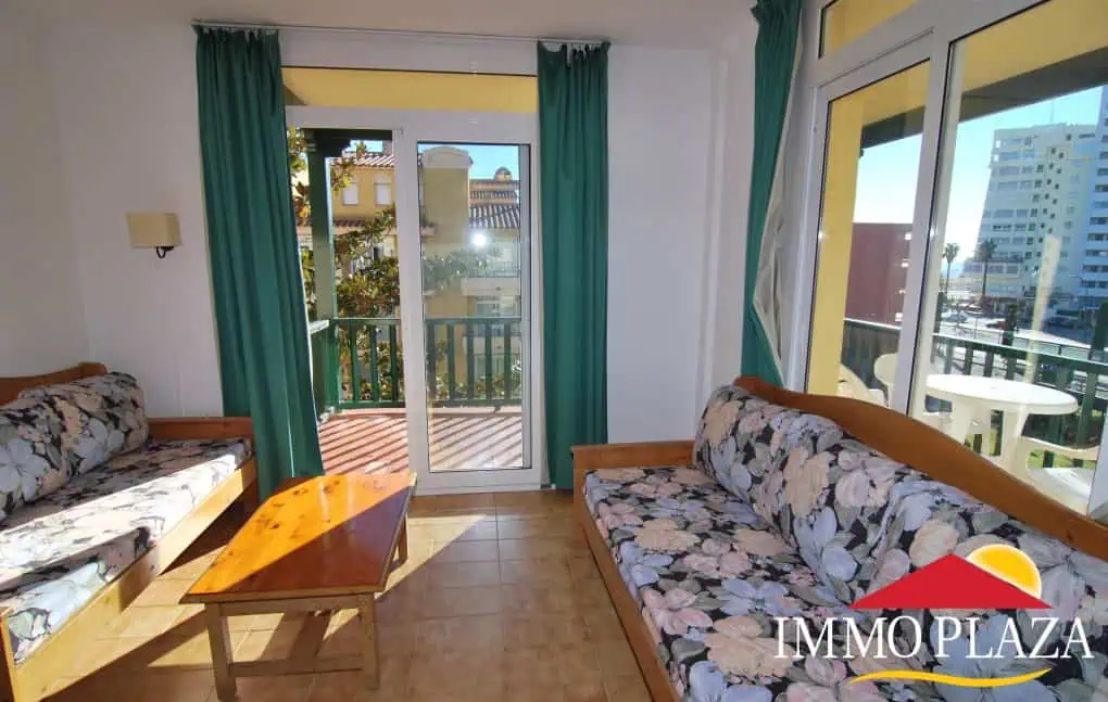 Sea view apartment with 2 bedrooms, a large terrace and private parking in Empuriabrava – Costa Brava – photo 2
