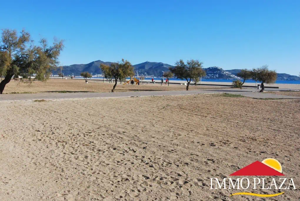 Sea view apartment with 2 bedrooms, a large terrace and private parking in Empuriabrava – Costa Brava – photo 6