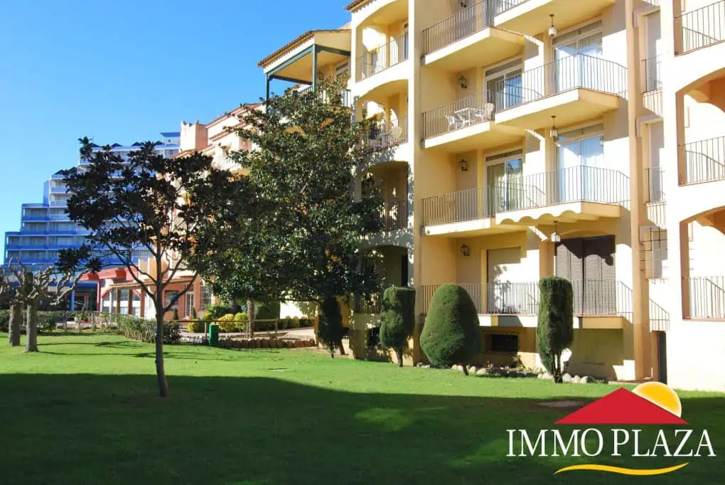 Apartment 2 mns walk from the beach with community swimming pools, terrace – Empuriabrava – Catalonia – photo 2