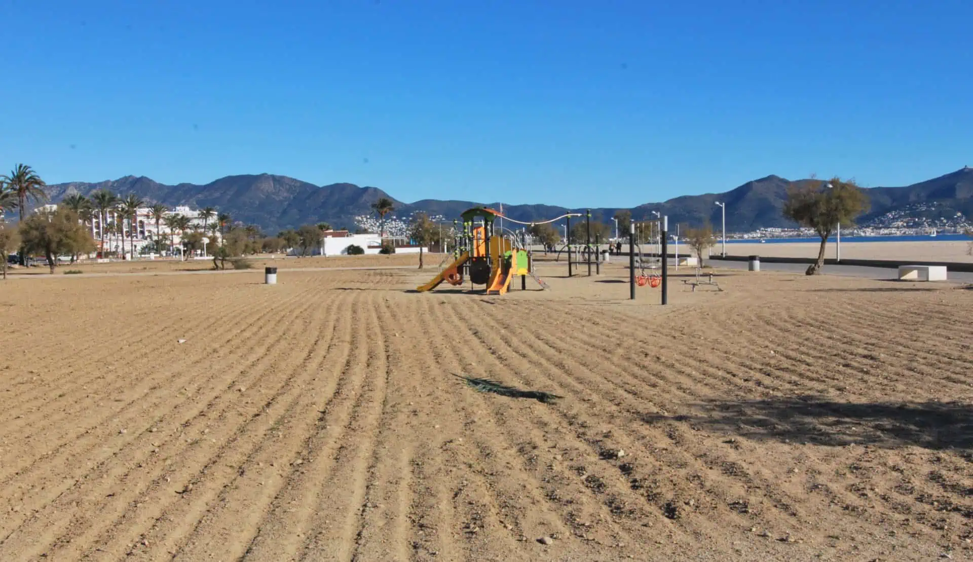 24112015164023_159 Apartment with 2 bedrooms, swimming pools and private parking 100 meters from the beach of Empuriabrava – Catalonia