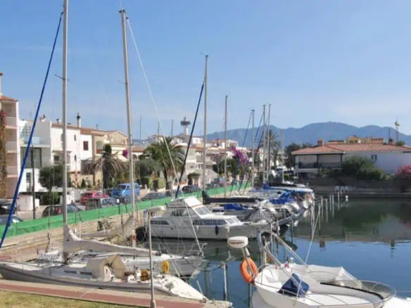 Studio very well located, overlooking canal, close to the sea and the center of Empuriabrava – Costa Brava