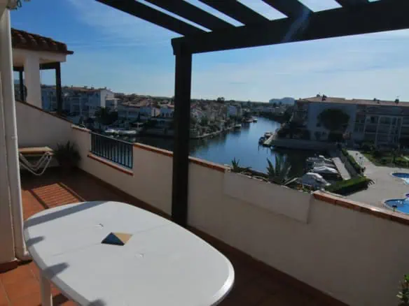 Beautiful apartment with stunning view of Lake San Maurici Empuriabrava, southern exposure