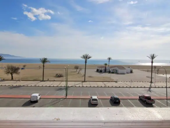 Beautiful Penthouse – apartment in first line of sea with 3 bedrooms and private parking – Empuriabrava – Costa Brava