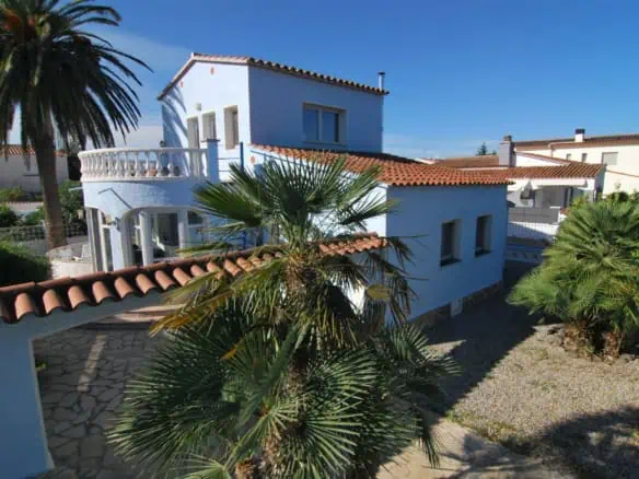 Beautiful and spacious villa in a quiet residential area with pool, south facing in Empuriabrava