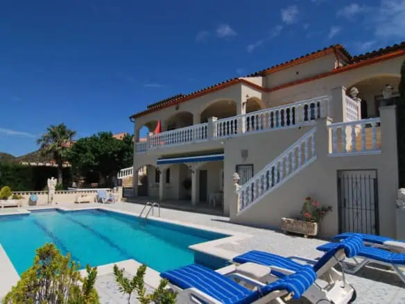 NICE VILLA 7 BEDROOMS, POOL, TENNIS, DOUBLE GARAGE, PLOT 2000M2 – PAU – COSTA BRAVA!