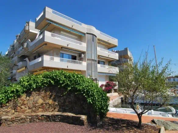 Atique-duplex with sea vieuws, overlooking the canals of the Marina Empuriabrava and the Bay of Rosas – Costa Brava