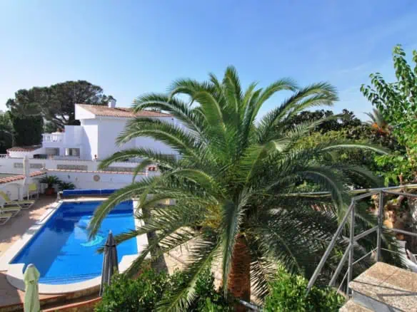 Spacious villa with heated pool and mooring for motor boat near the beach La Rubina in Ampuriabrava