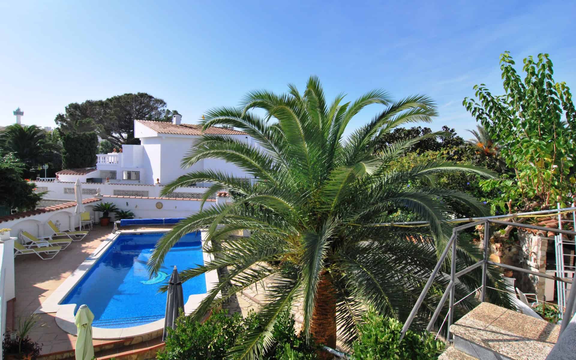 25102014130849_59 Spacious villa with heated pool and mooring for motor boat near the beach La Rubina in Ampuriabrava