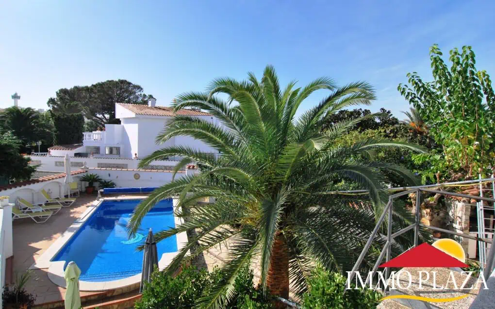 Spacious villa with heated pool and mooring for motor boat near the beach La Rubina in Ampuriabrava – photo 2
