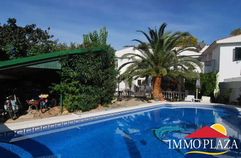 Spacious villa with heated pool and mooring for motor boat near the beach La Rubina in Ampuriabrava – photo 6