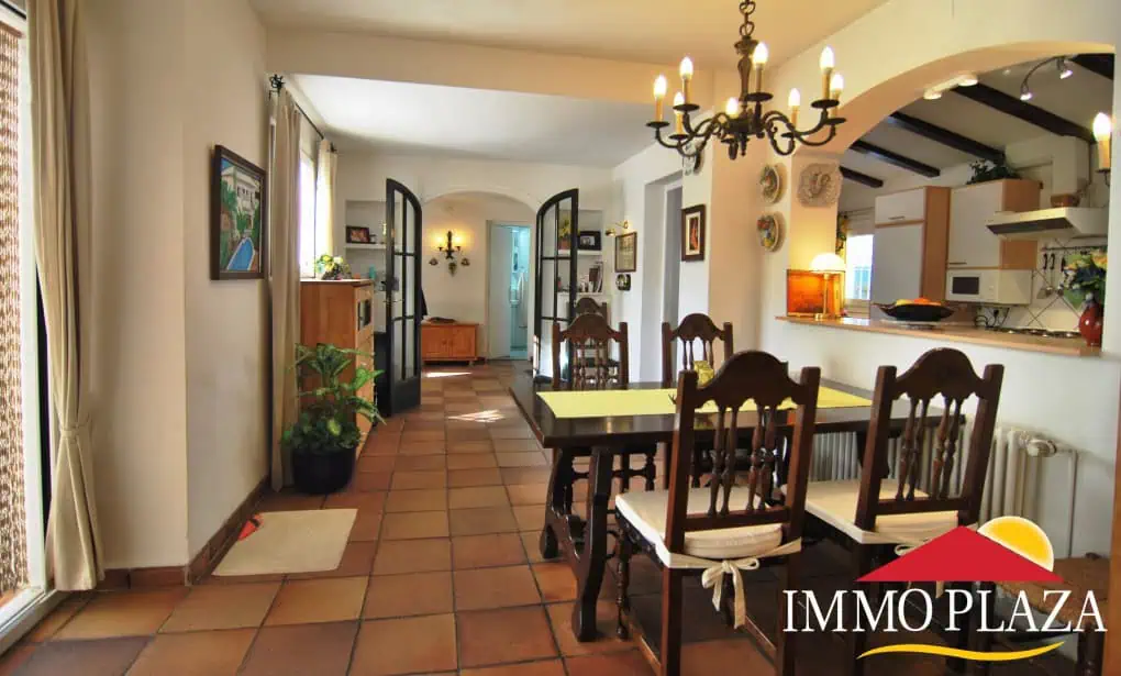 Spacious villa with heated pool and mooring for motor boat near the beach La Rubina in Ampuriabrava – photo 4