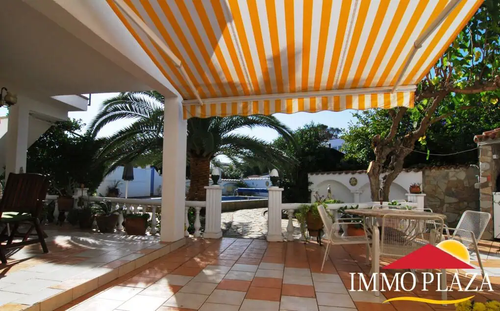 Spacious villa with heated pool and mooring for motor boat near the beach La Rubina in Ampuriabrava – photo 3