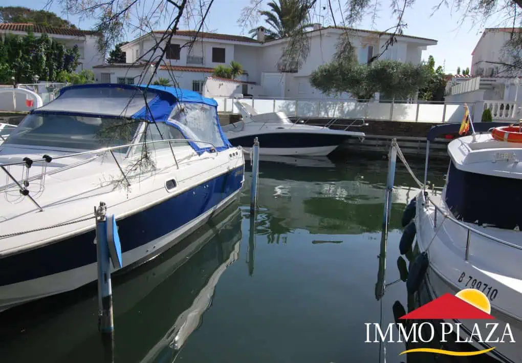 Spacious villa with heated pool and mooring for motor boat near the beach La Rubina in Ampuriabrava – photo 5