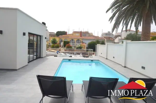 Exclusive villa on the canal with 4 bedrooms, independent studio, mooring of 12,5m – Empuriabrava – Costa Brava – photo 4