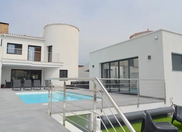 Exclusive villa on the canal with 4 bedrooms, independent studio, mooring of 12,5m – Empuriabrava – Costa Brava