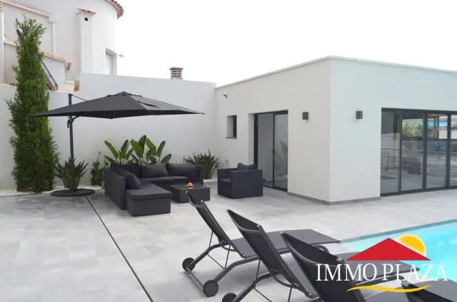 Exclusive villa on the canal with 4 bedrooms, independent studio, mooring of 12,5m – Empuriabrava – Costa Brava – photo 3
