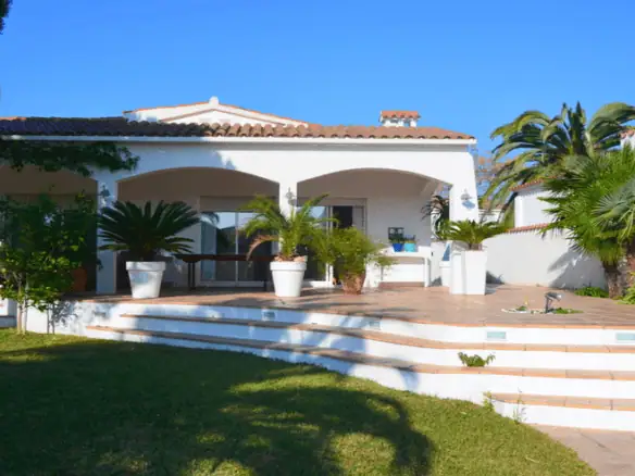 Villa on the wide canal with 4 bedrooms, overflowing swimming pool and mooring of 17M, south orientation – Empuriabrava – Catalonia