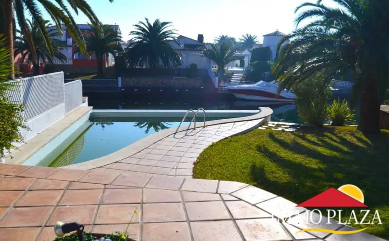 Villa on the wide canal with 4 bedrooms, overflowing swimming pool and mooring of 17M, south orientation – Empuriabrava – Catalonia – photo 5