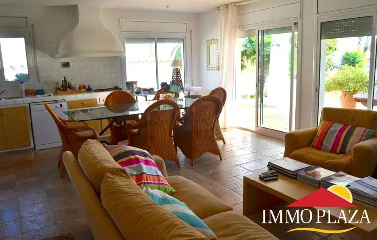 Villa on the wide canal with 4 bedrooms, overflowing swimming pool and mooring of 17M, south orientation – Empuriabrava – Catalonia – photo 2