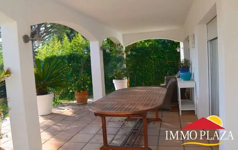 Villa on the wide canal with 4 bedrooms, overflowing swimming pool and mooring of 17M, south orientation – Empuriabrava – Catalonia – photo 3