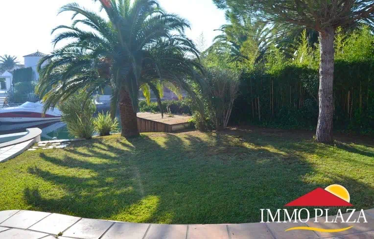 Villa on the wide canal with 4 bedrooms, overflowing swimming pool and mooring of 17M, south orientation – Empuriabrava – Catalonia – photo 6