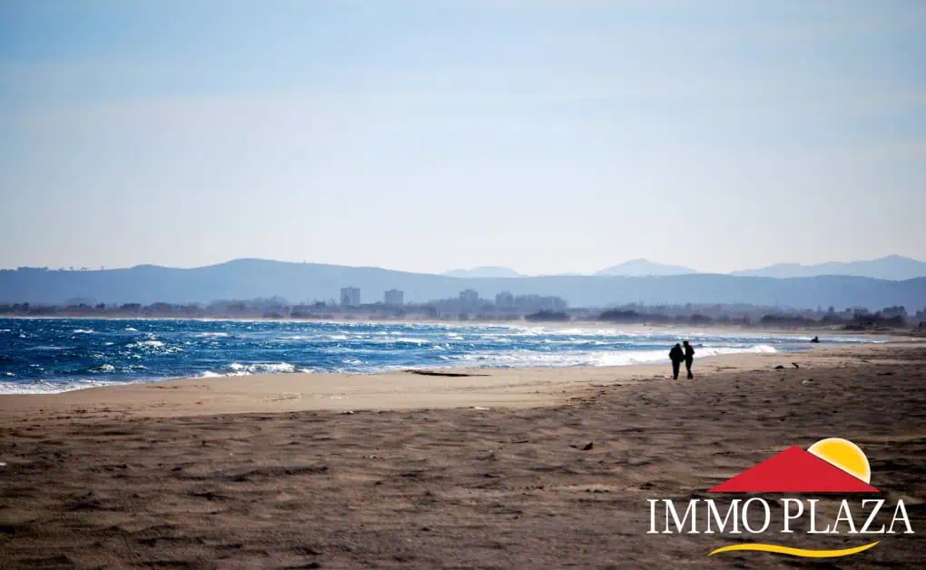 Beautiful bungalow in 2nd sea line on a plot of 500m2 in a quiet area – Empuriabrava – Spain – photo 6