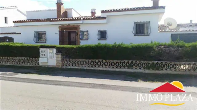 Beautiful bungalow in 2nd sea line on a plot of 500m2 in a quiet area – Empuriabrava – Spain – photo 2