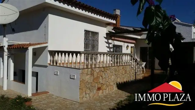 Beautiful bungalow in 2nd sea line on a plot of 500m2 in a quiet area – Empuriabrava – Spain – photo 3