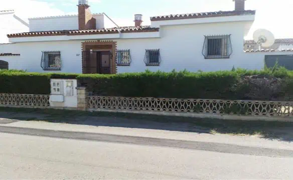Beautiful bungalow in 2nd sea line on a plot of 500m2 in a quiet area – Empuriabrava – Spain