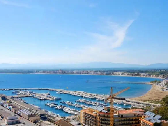 Beautiful apartment with sea views, private parking and storage room near thé beach in Roses – Spain