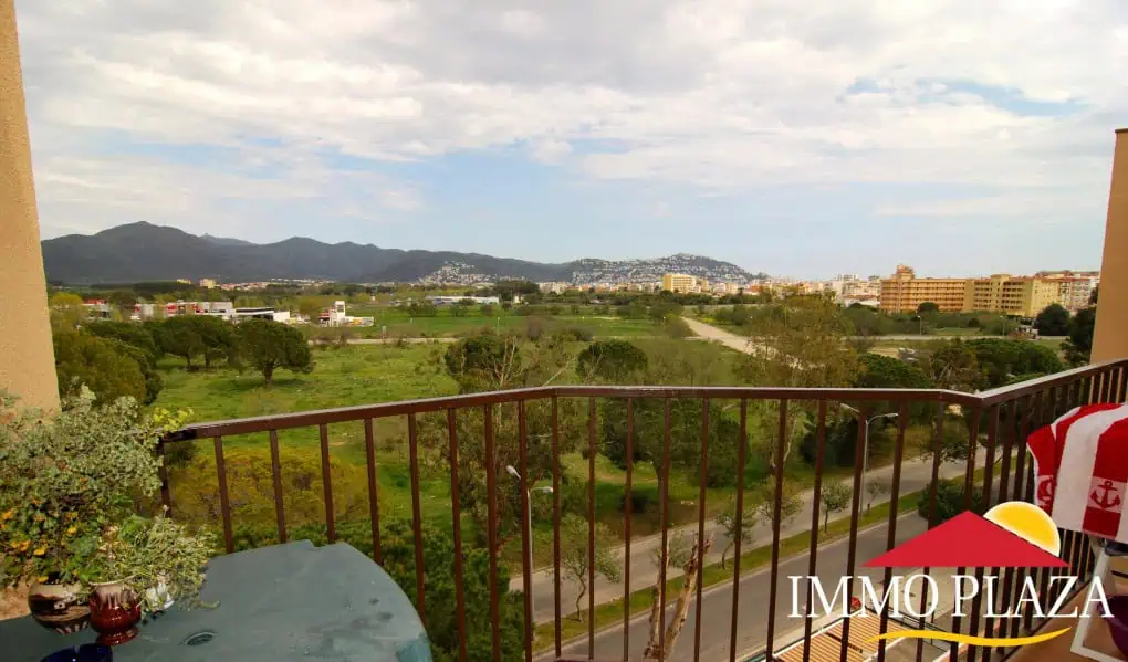 Penthouse with 2 bedrooms, a community pool and a lovely view of the mountains in Santa Margarida – Costa Brava North – photo 2