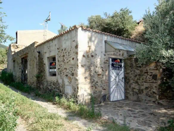 Country house with pool (project in progress) in « Els Villars » – Espolla
