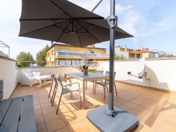 Modern residential apartment, 1 bedroom, large 35m2 south-facing terrace, next to a port and shops!