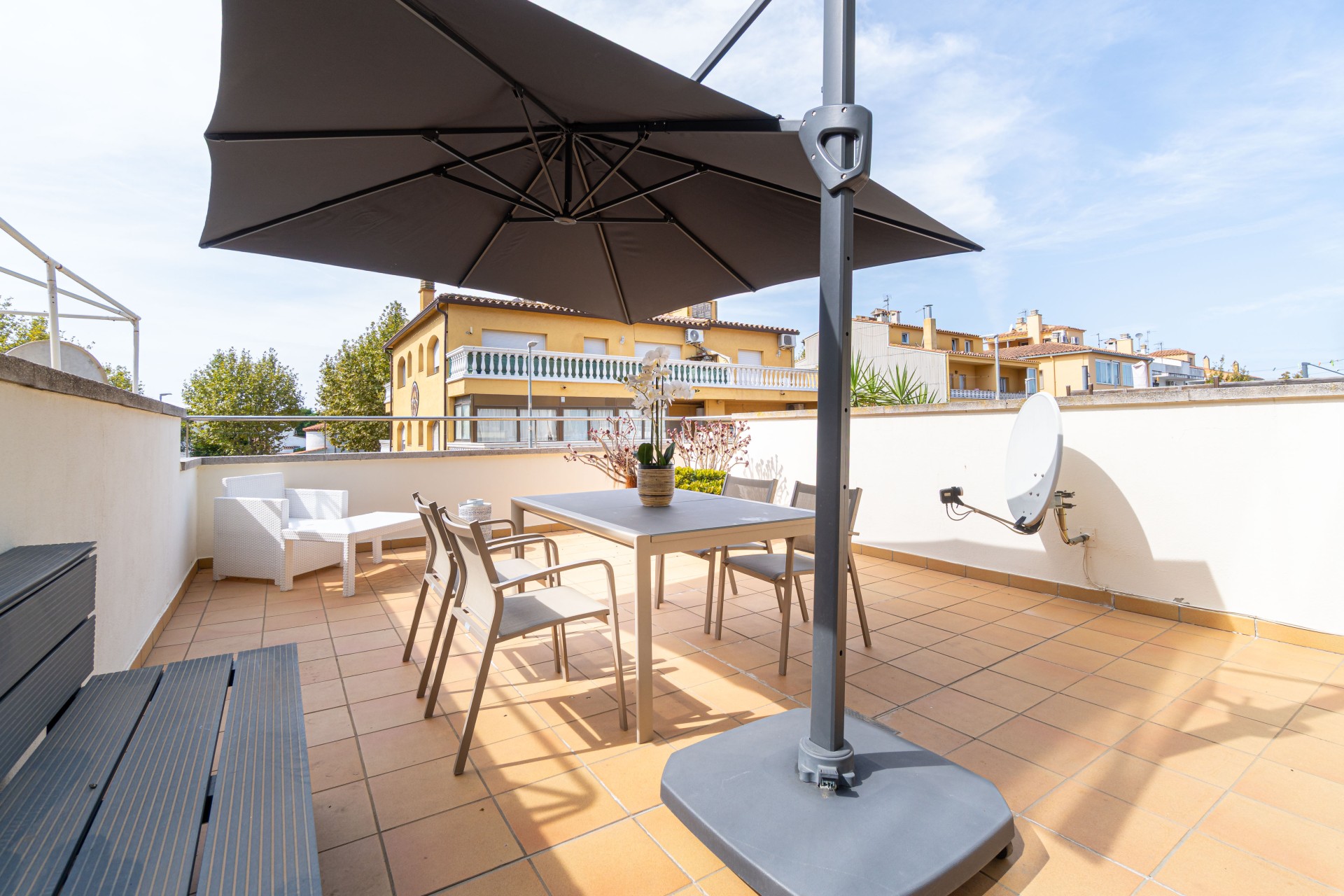 Modern residential apartment, 1 bedroom, large 35m2 south-facing terrace, next to a port and shops!