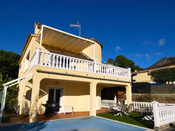 Pretty Villa in Mas Fumats with 4 bedrooms, pool and views over the Bay of Rosas-Catalonia