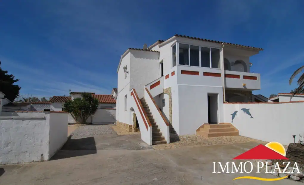 Beautiful villa with 2 apartments, private pool and private parking, on Marina Empuriabrava – Costa Brava – photo 3