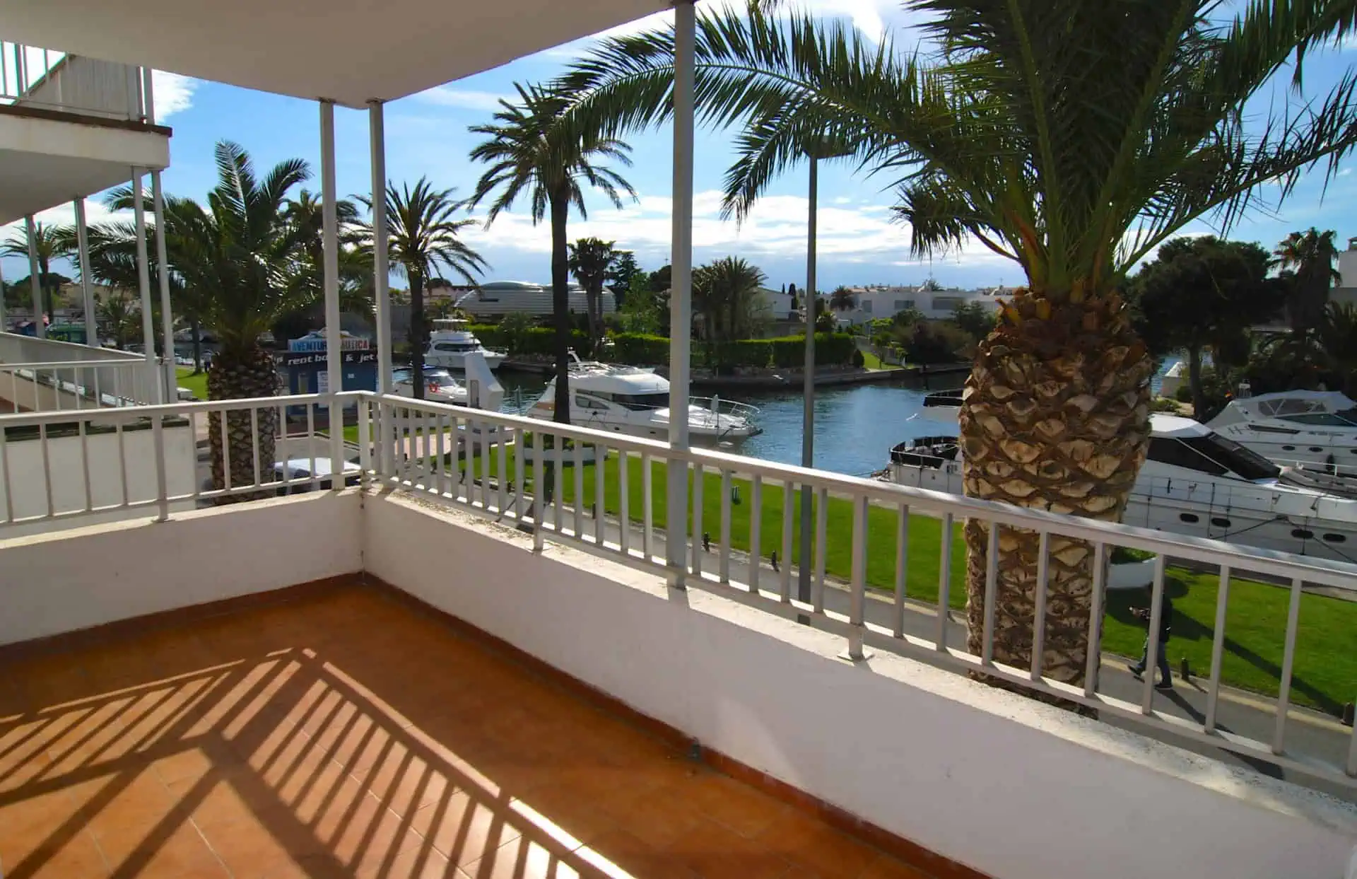 RESERVED: Beautiful apartment with large terrace, bright and located in the Port of Empuriabrava – Costa Brava – Spain