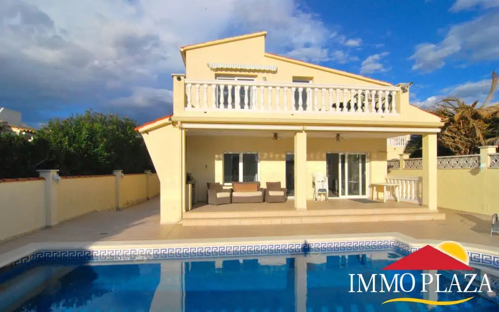 RESERVED: Beautiful south facing villa with 2 independent apartments and a mooring of 14x4M, on the Grand Canal Empuriabrava – Costa Brava North – photo 2