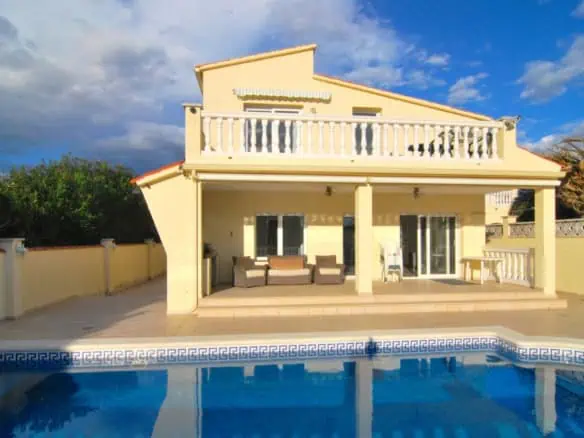 RESERVED: Beautiful south facing villa with 2 independent apartments and a mooring of 14x4M, on the Grand Canal Empuriabrava – Costa Brava North