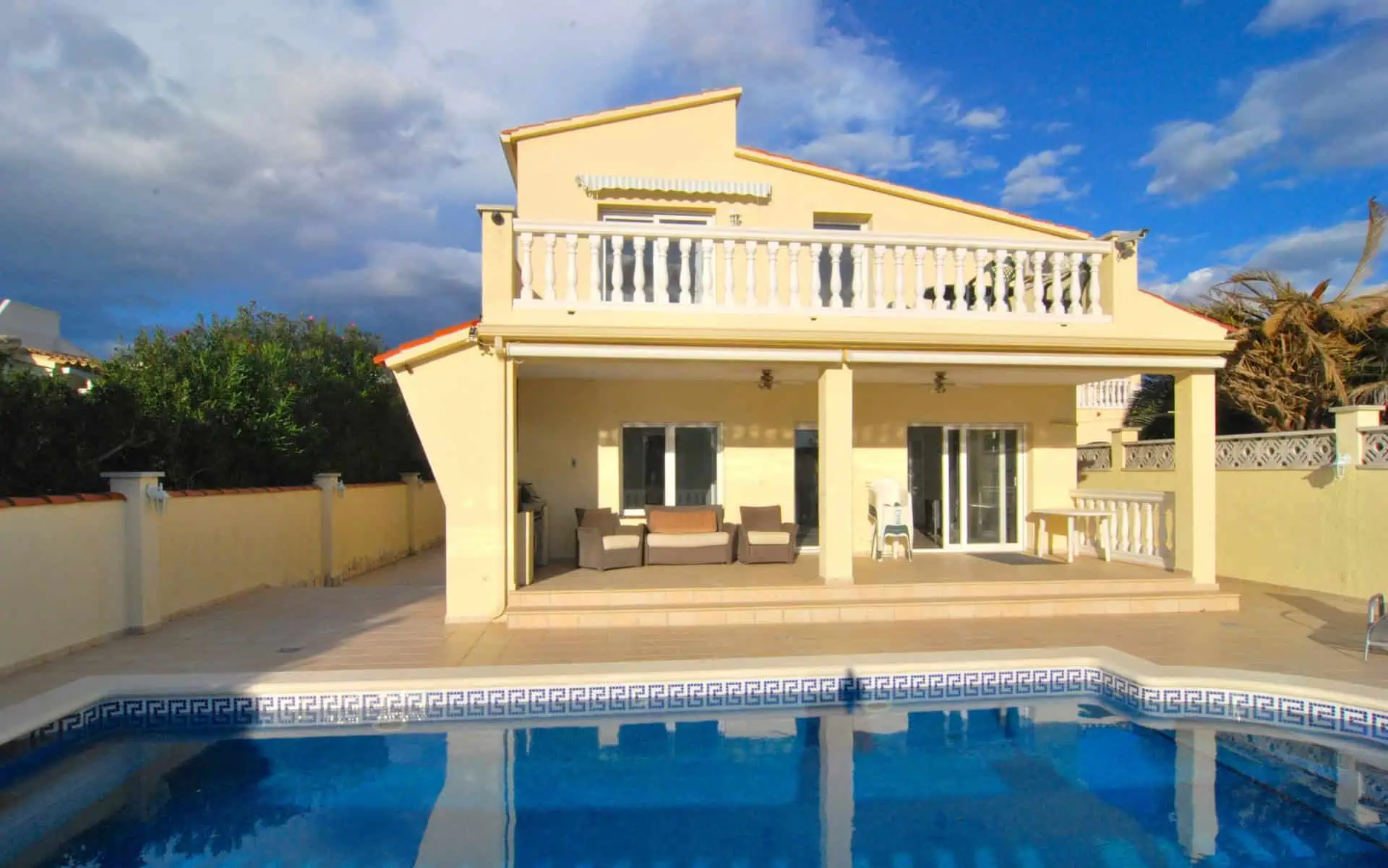 28102015175315_135 RESERVED: Beautiful south facing villa with 2 independent apartments and a mooring of 14x4M, on the Grand Canal Empuriabrava – Costa Brava North