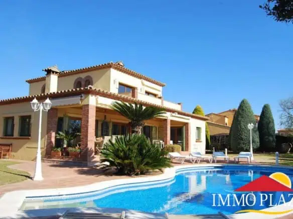 Spacious villa on a plot of 1.225m2 facing south, on the Golf Peralada – Costa Brava