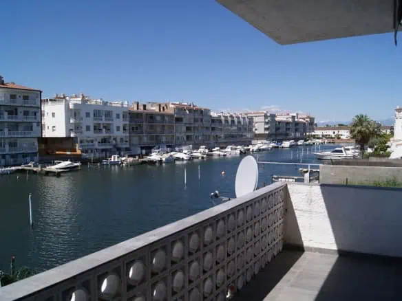 Modern apartment with 2 bedrooms and mooring 12 X 2,50M at 15 min. from junction Sea Empuriabrava – Costa Brava