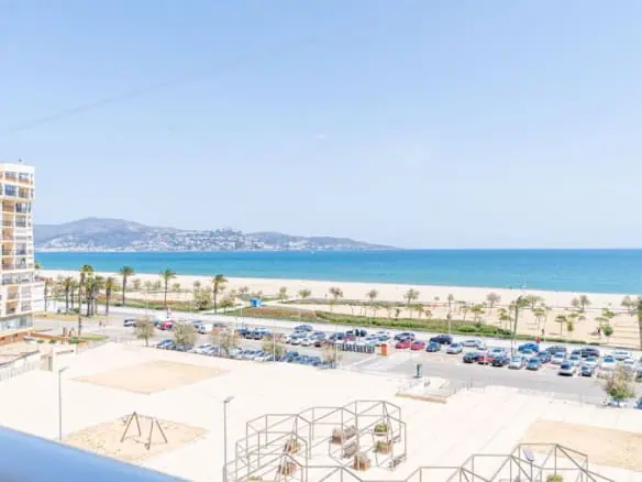 RESERVED: Apartment on the first line of the sea of 86m2 and 50m from the beach of Empuriabrava.